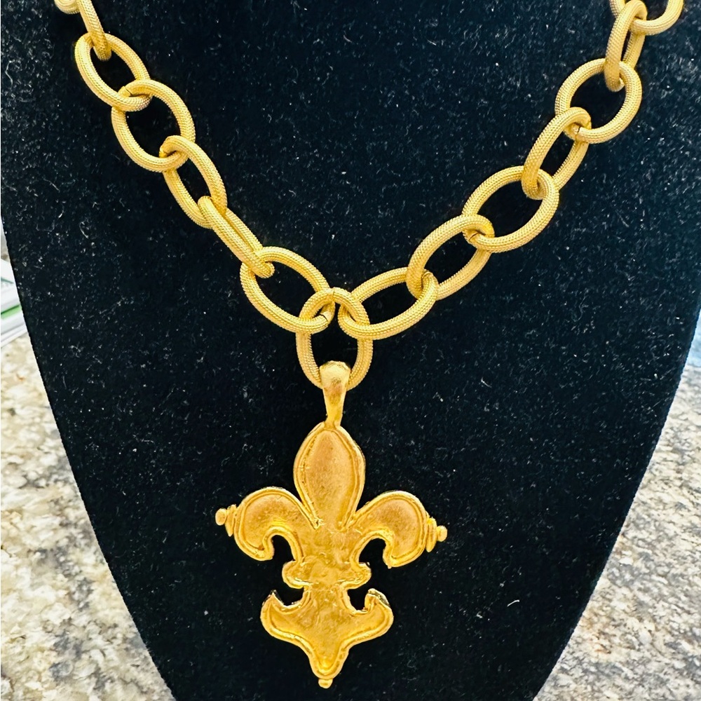Elegant Susan Shaw Gold Fleur-de-Lis Necklace